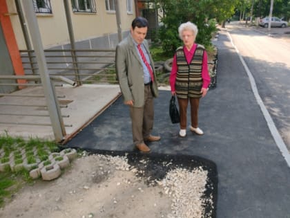 Денис Милюков проконтролировал благоустройство дворовой территории