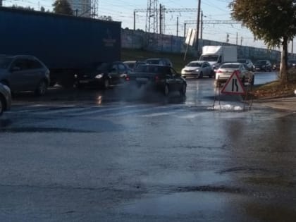 На Московском шоссе в третий раз с начала года прорвало трубу