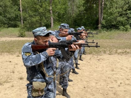 Курсанты отрабатывают навыки огневой подготовки