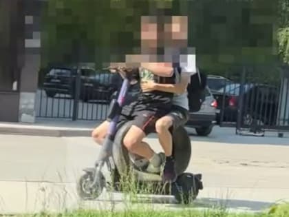 Рязанские подростки соорудили из электросамоката двухместный мопед