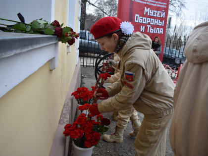 В Баграмове открыли барельеф в память о Дарье Гармаш