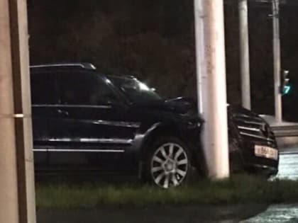 Mercedes врезался в столб около ТРЦ «Премьер»
