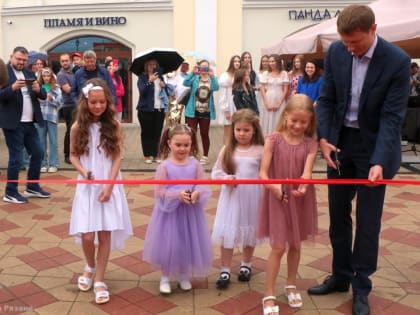 В сквере у торговых рядов открыты панорамные качели