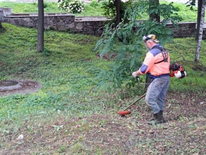 Уборка дорог, тротуаров и скверов: работы продолжаются в ежедневном режиме