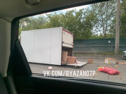 На проезде Шабулина в Рязани в ДТП перевернулся грузовик