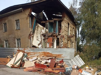 Рязанцы пожаловались на стихийную свалку возле сгоревшего дома на Грибоедова