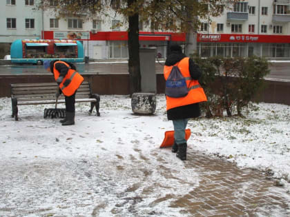 В городе расчищают остановки, тротуары и пешеходные переходы