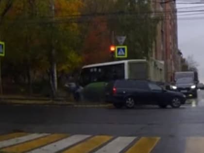 В полиции рассказали о ДТП с маршруткой, сбившей рязанку на тротуаре