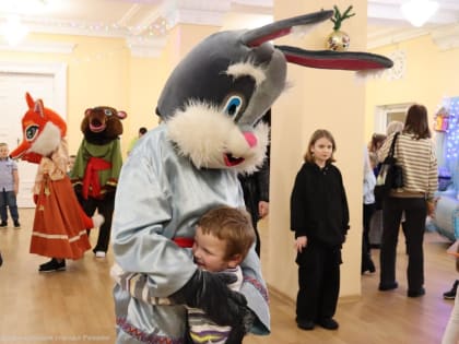 Во Дворце детского творчества для учащихся образовательных учреждений Рязани зажгла свои огни новогодняя елка