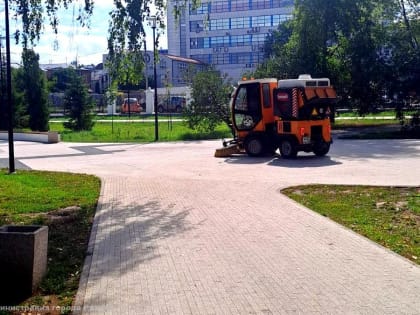 Окос травы и уход за цветниками: в городе продолжаются сезонные работы по благоустройству