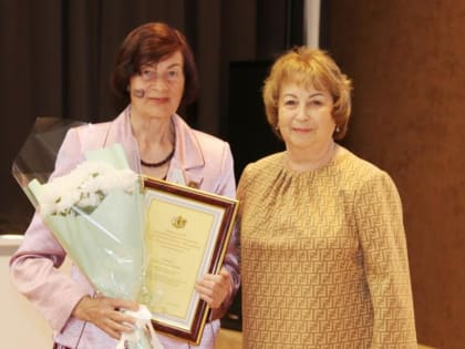 Лариса Максимова поздравила с юбилеем заслуженного работника культуры РФ Людмилу Пронину