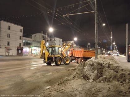 Ночью  на городских дорогах и тротуарах работала спецтехника