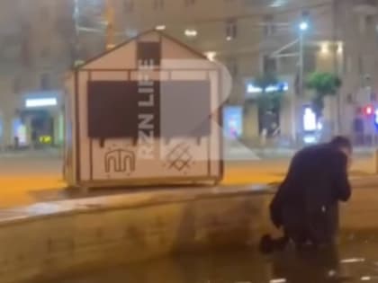 На площади Победы в Рязани мужчина провел странный ритуал в фонтане