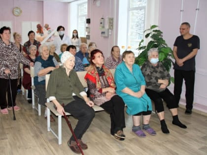 Сотрудники СУ СКР по Рязанской области поздравили с Новым годом пациентов госпиталя для ветеранов войн