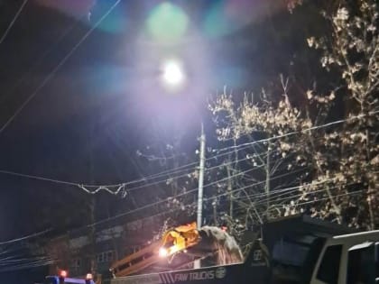 Ночью чистили городские улицы и вывозили снег