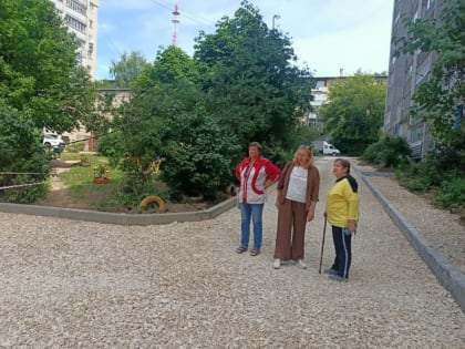 Светлана Ворнакова проконтролировала ремонт двора на улице Рытикова