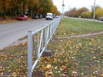 В Рязани обновляют металлические ограждения вдоль тротуаров