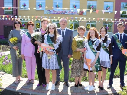 Для выпускников школ Захаровского района прозвенел последний звонок