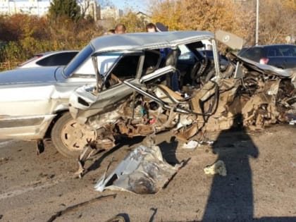 На выезде из Рязани в аварии разворотило «Волгу»