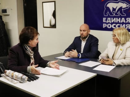 Жители Рязани обратились к властям с просьбой о ремонте дороги и обновлении детской площадки