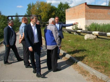 Владимир Бурмистров оценил подготовку территорий вблизи образовательных учреждений Московского района к новому учебному году