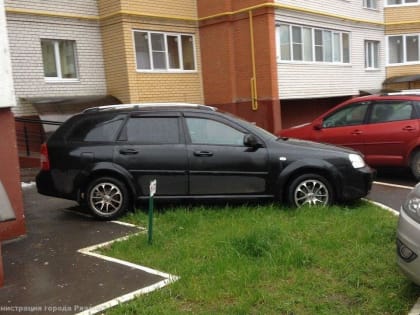 С начала года 2508 нарушителей привлечены к ответственности за заезд автотранспортных средств на газон