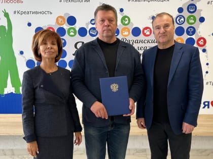 Депутаты городской Думы поздравили с днем рождения директора Рязанского колледжа электроники