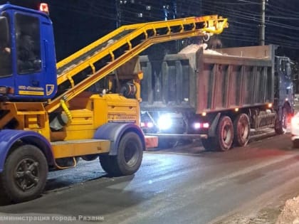 Ночью в городе обрабатывали тротуары и вывозили снег