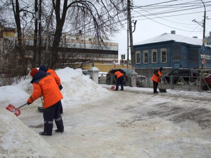 Продолжается уборка города от снега