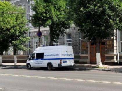 У здания рязанского правительства засняли машину разминирования