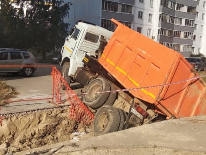 В Рязани провалившийся в яму грузовик достали с помощью кранов