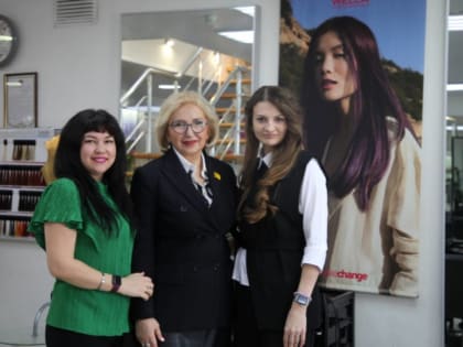 Сторонники партии «Единая Россия» проводят акцию в преддверии Международного женского дня