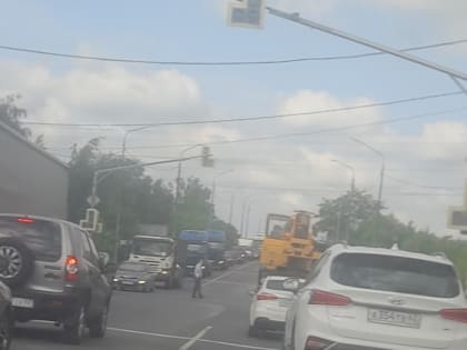 Куйбышевское шоссе в Рязани встало в пробку из-за сломавшегося светофора