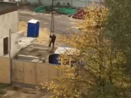 В Рязани засняли катающихся на крючке башенного крана рабочих