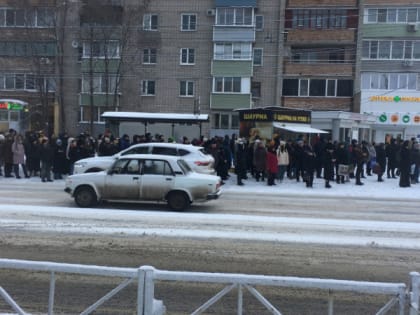 В Кальном на остановке образовалась огромная очередь