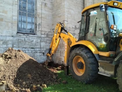 В рязанском поселке экскаватор раскопал землю у фундамента уникального храма