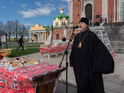 В Рязанском кремле вновь состоялось пасхальное угощение с чаем и куличами