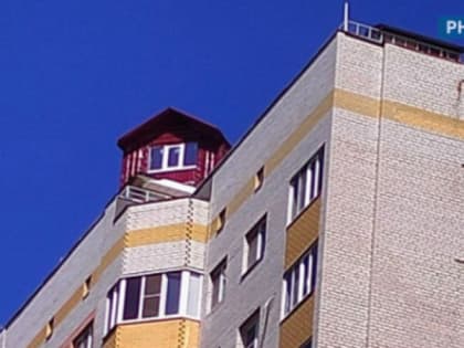 Жители Рязани заметили на крыше многоэтажки «загадочный домик»