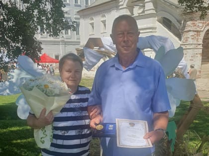За любовь и верность! Специалист архива МФЦ Лариса Владимировна Агапова со своим супругом Константином Филипповичем удостоены медали с изображением Петра и Февронии.