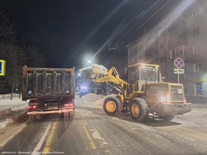 Ночью в городе обрабатывали дороги и вывозили снег