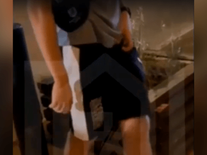 В центре Рязани молодой человек помочился на клумбу и поплатился за это