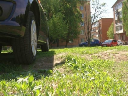 С начала года в Рязани 1394 человек привлекли к ответственности за парковку на газонах