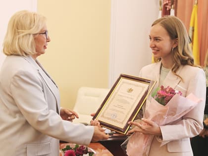 Татьяна Панфилова вручила свидетельство о присуждении поощрительной премии студентке политехнического университета