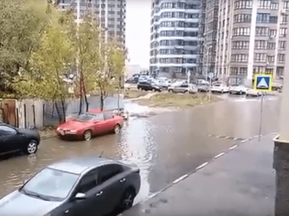 Жители Рязани жалуются на затопленную дорогу у школы №76