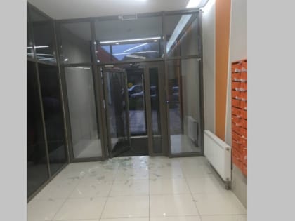 В Рязани квартиросъемщики выбили стекла во входной двери