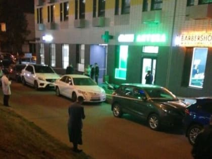 В Москве человек с коляской выпал из окна