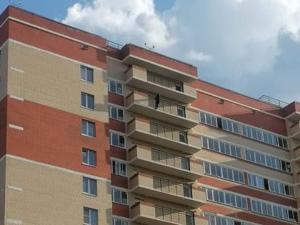 На Михайловском шоссе в Рязани девушка перелезла через перила балкона