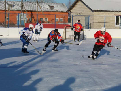 Касимовцы играют в хоккей на площадке, построенной по программе поддержки местных инициатив