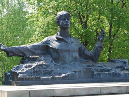 У памятника Есенину в Рязанском кремле нашли труп неизвестного мужчины