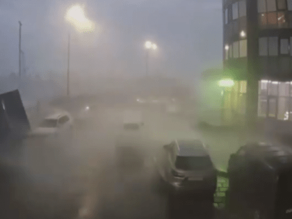 В рязанском ЖК из-за ураганного ветра опрокинулась «Газель»